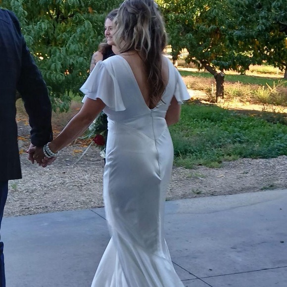 Ivory Flutter Sleeve V-Neck Maxi Mermaid Sexy Bridal Gown Wedding Dress - Picture 5 of 5